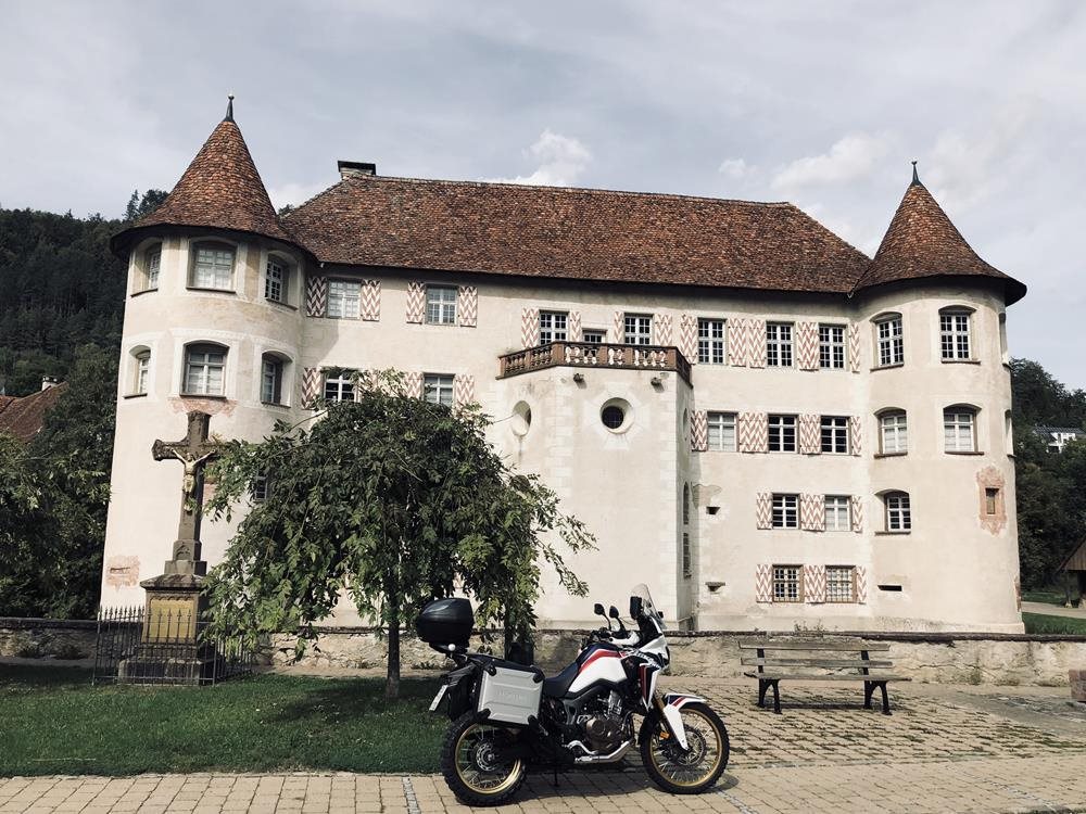 African Twin vor  Burg