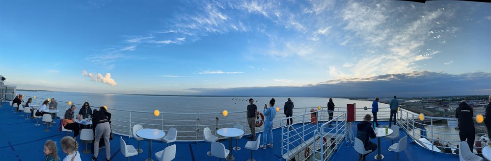 Blick von der Fähre auf dem Weg nach Hull, England mit Motorrädern