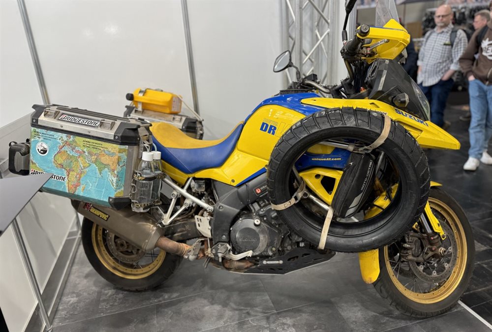 Bridgestone Suzuki mit Koffern