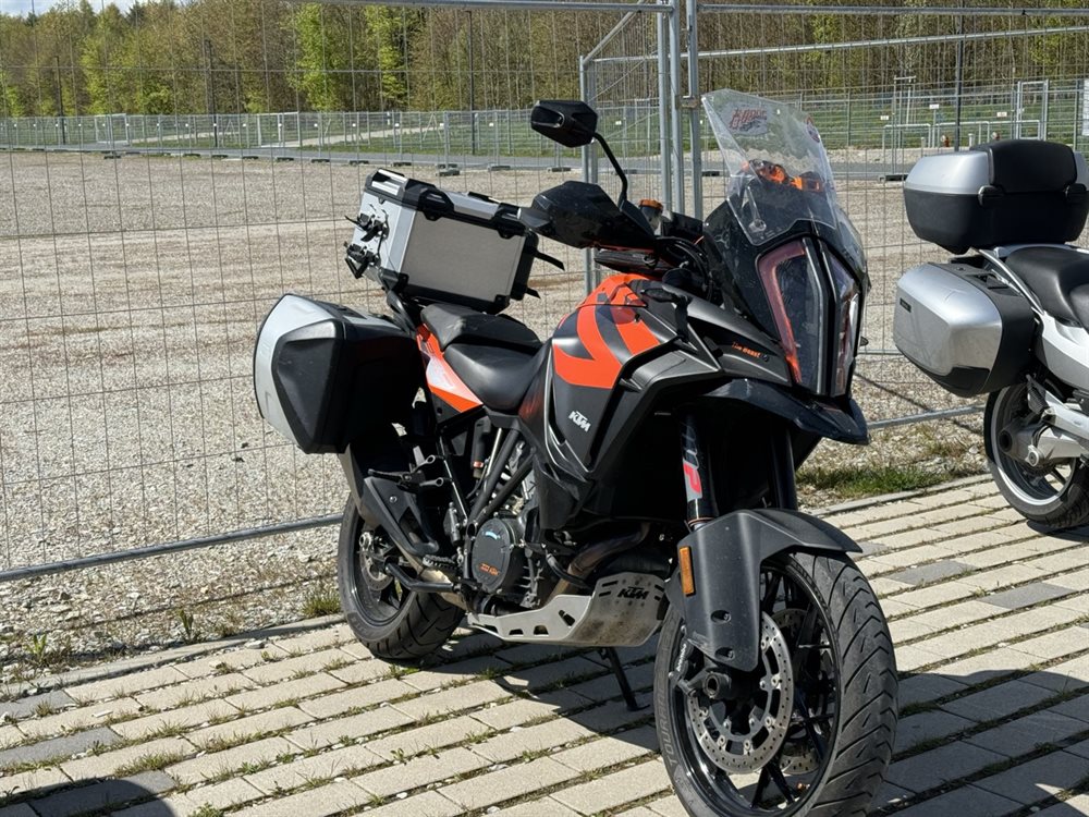 Eine KTM im BMW Motorradclub