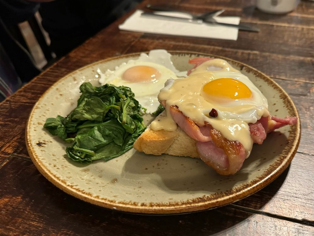 Englisches Frühstück auf Motorradtour in England