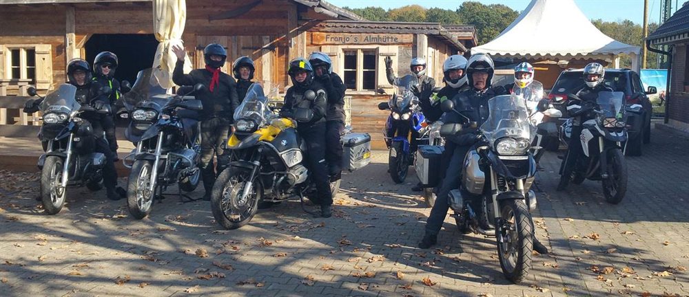 Gruppentour vor Holzhütte