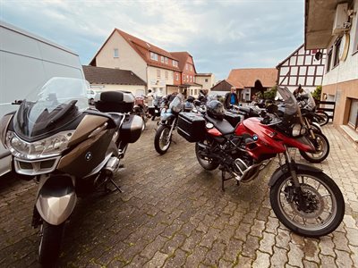 Fürstenberg Motorräder am Hotel