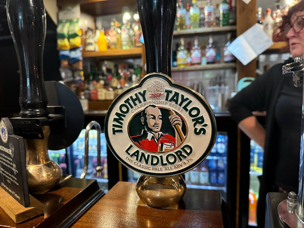 Lokales Bier im Pub auf der Motorrad Rückreise