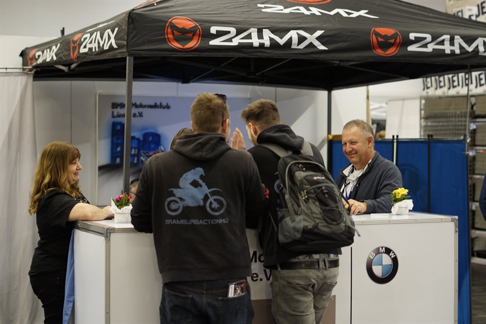 Messestand mit Besuchern