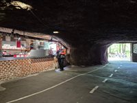Mit Motorrad durch die Teufelshöhle