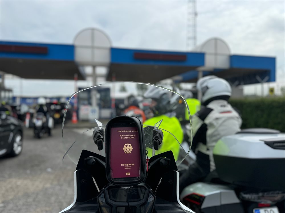 Motorad Zollstation Reisepass