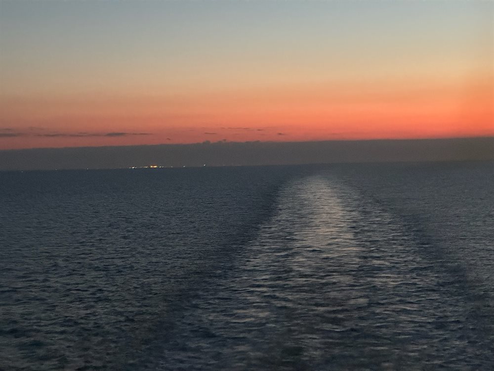 Motorradfähre hinterlässt Spuren im Meer