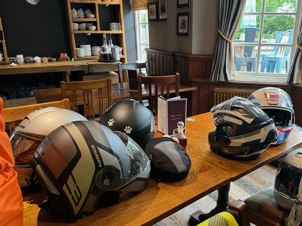 Motorradhelme im Pub auf unser Mopedtour in England