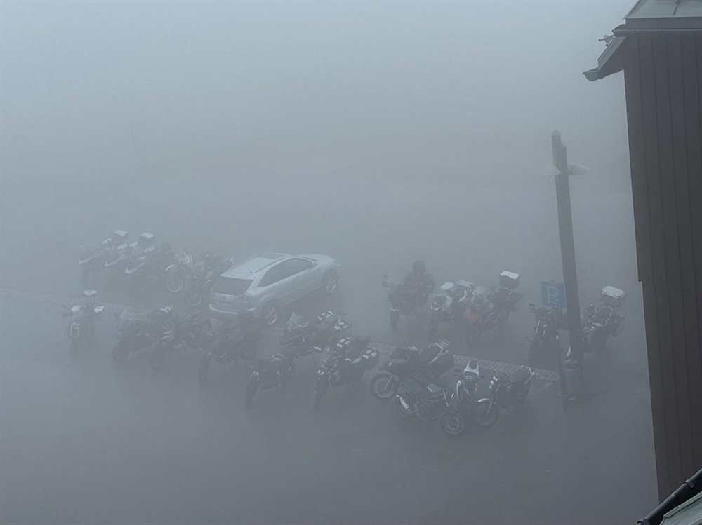 Motorräder im Nebel
