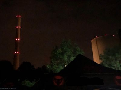 Ökologiestation Blick aufs Kraftwerk bei Nacht