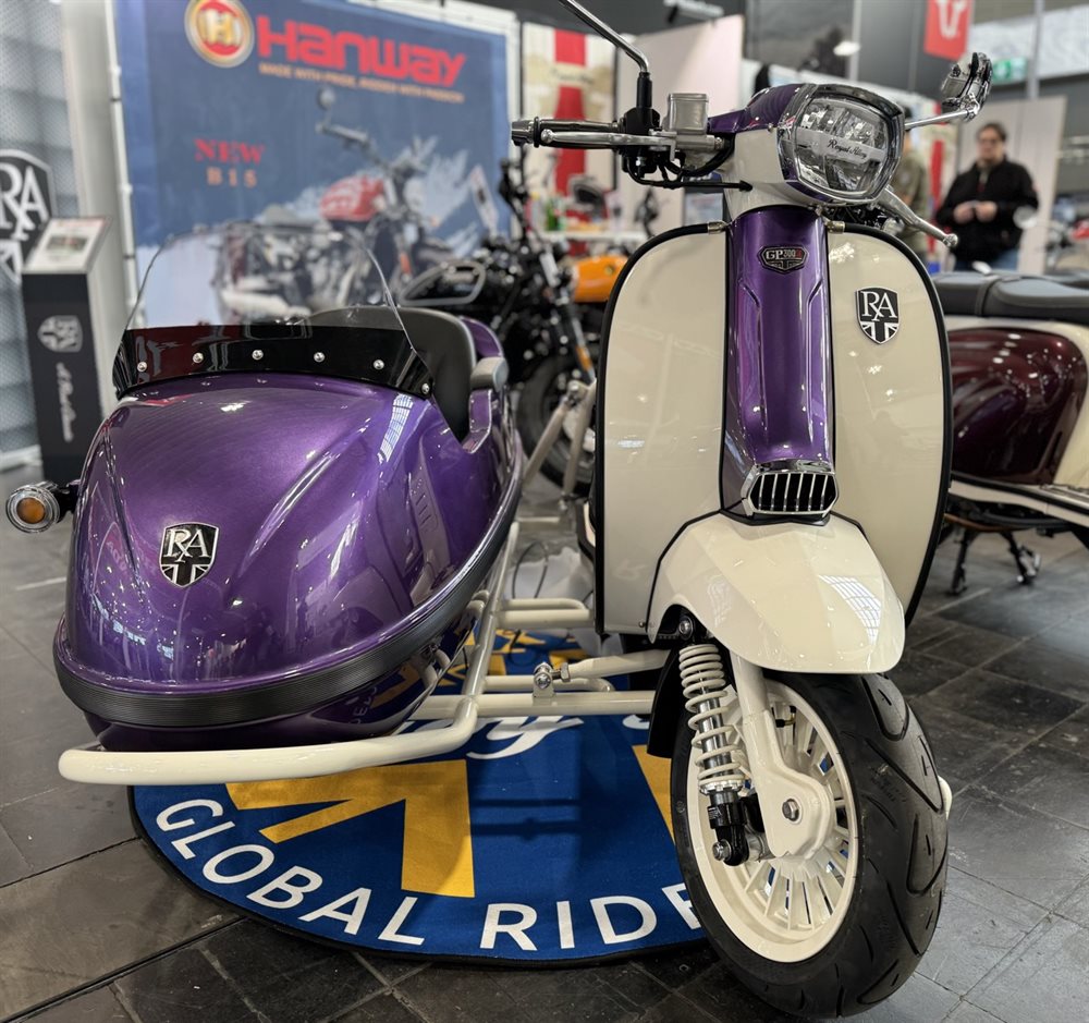 Roller mit lila Beiwagen