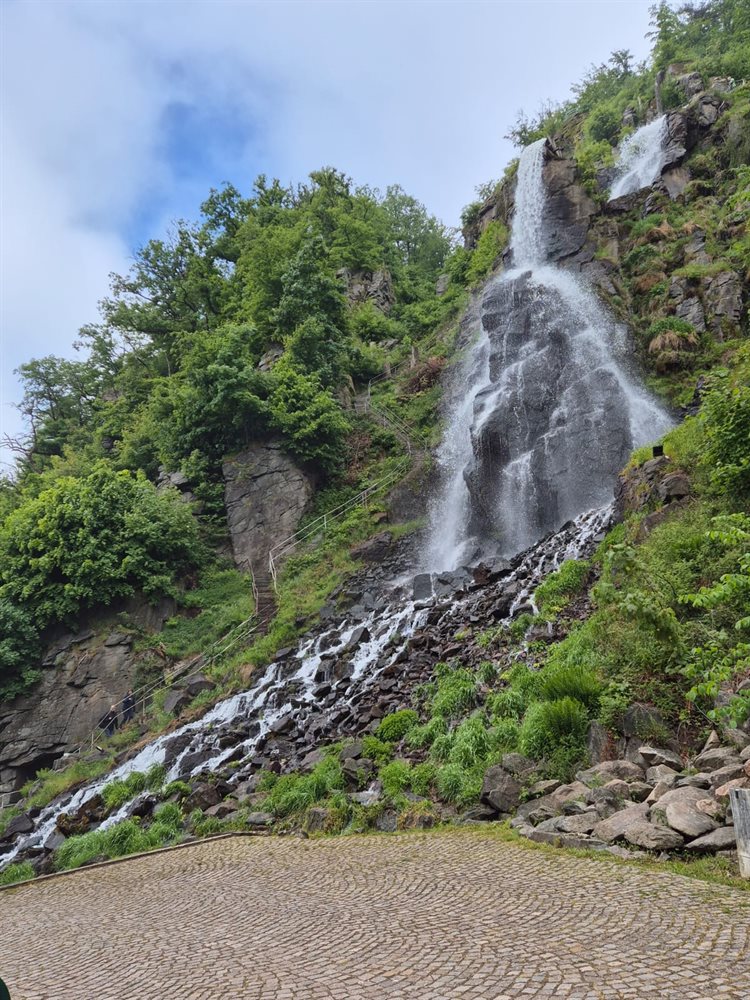 Trusetaler Wasserfall mit Motorradgruppe besucht