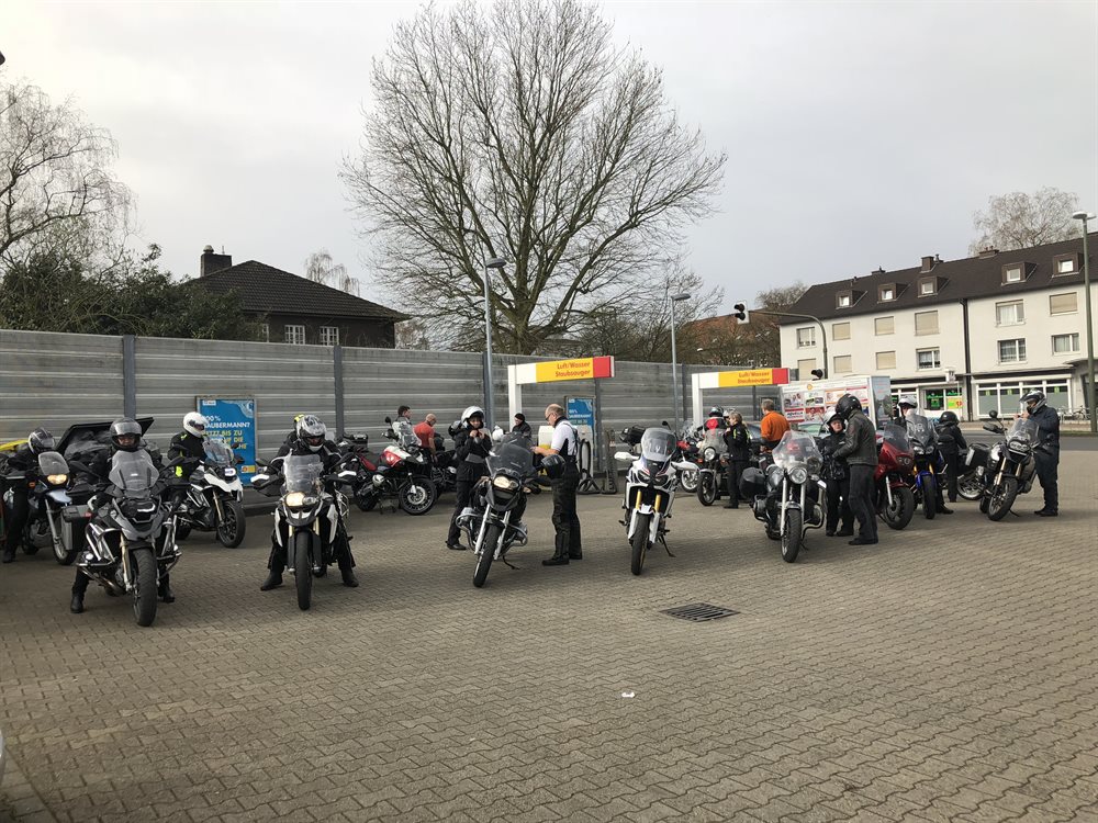 Vor der Tour an der Tankstelle